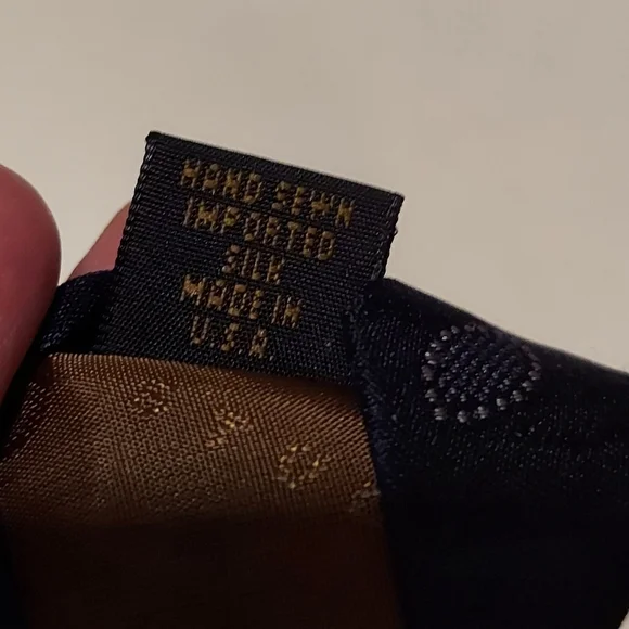 Vintage Robert Talbott Studio hand sewn imported silk tie - made in the USA - Picture 6 of 7